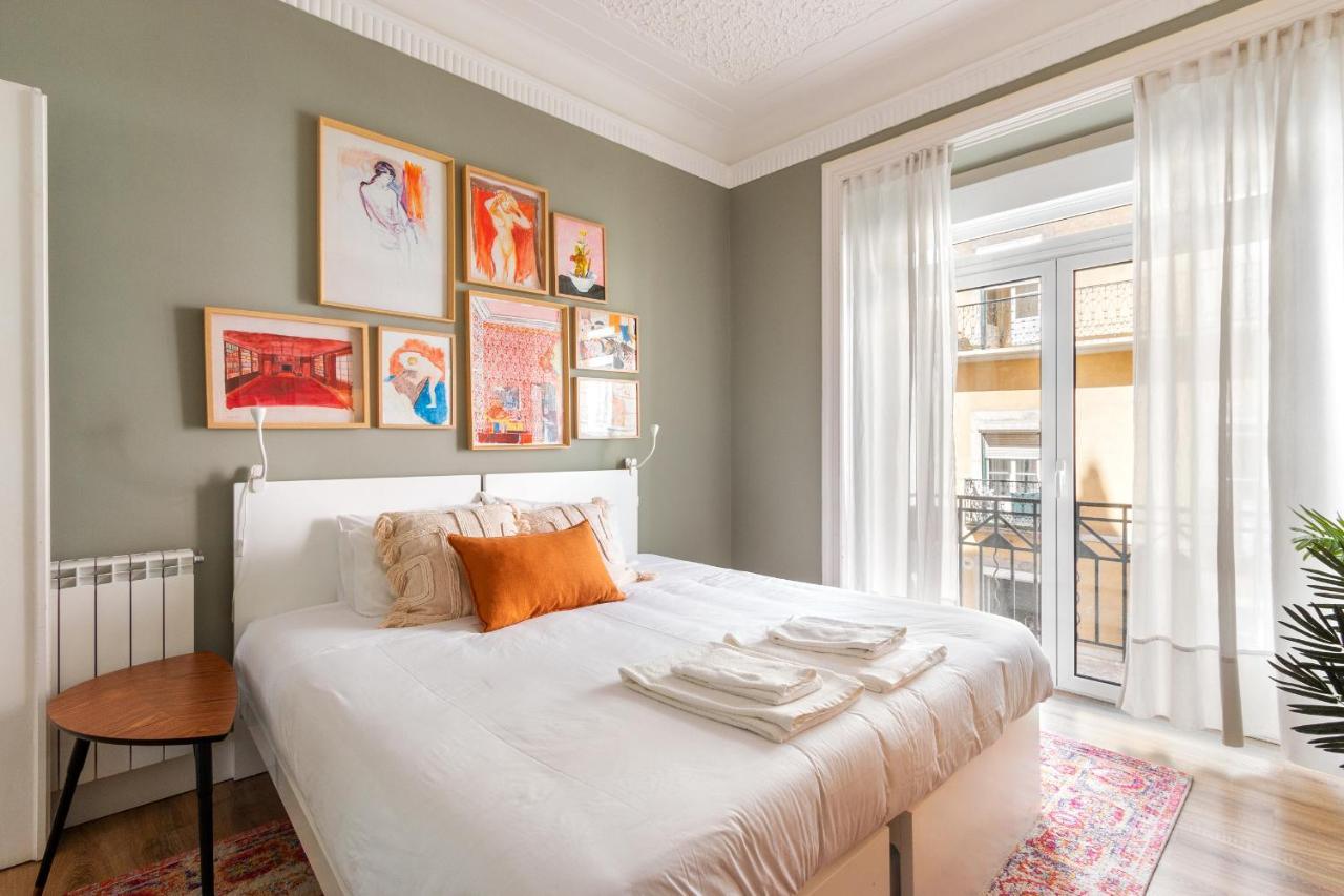 Ferienhaus Bright Center, 10m From Subway, 6 Rooms, Up To 20 Ppl Lissabon