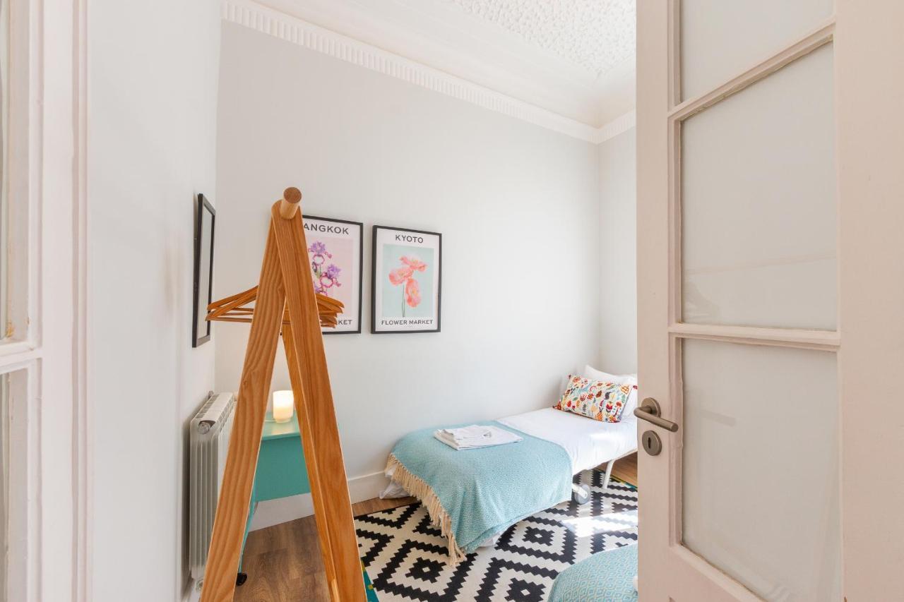 Bright Center, 10m From Subway, 6 Rooms, Up To 20 Ppl Lissabon