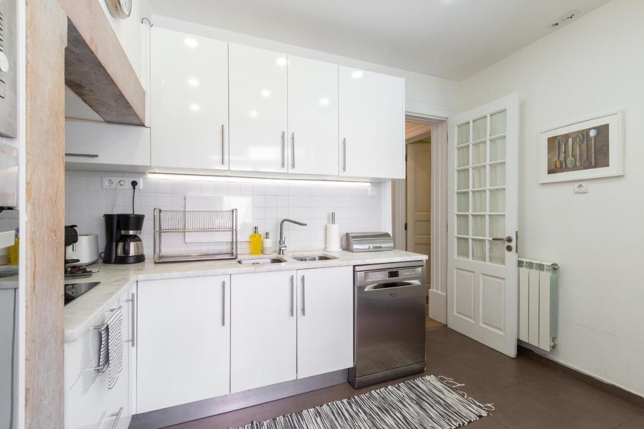 Bright Center, 10m From Subway, 6 Rooms, Up To 20 Ppl Ferienhaus *