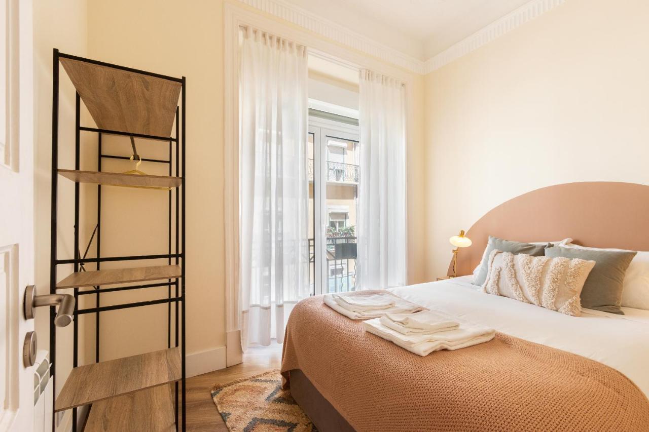 Bright Center, 10m From Subway, 6 Rooms, Up To 20 Ppl Lissabon