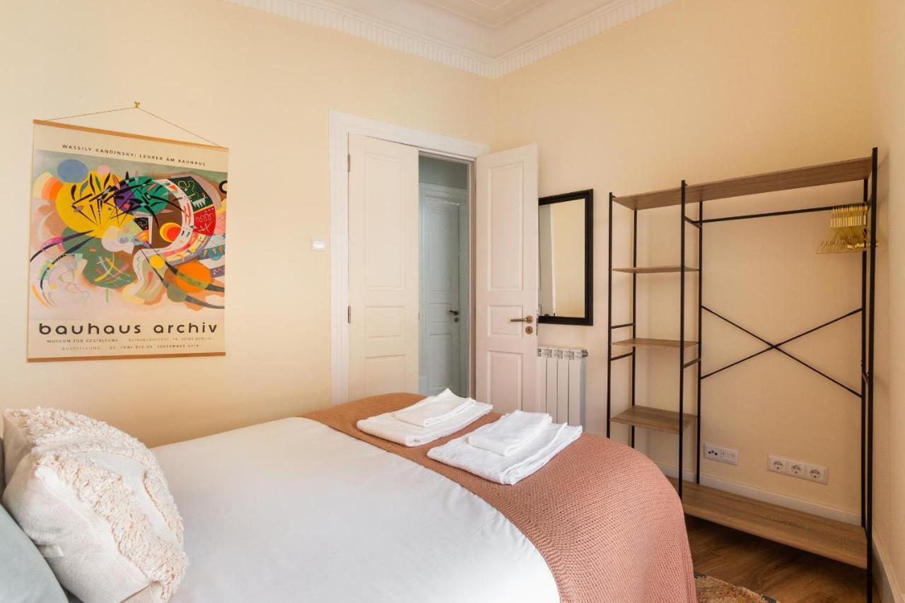 Bright Center, 10m From Subway, 6 Rooms, Up To 20 Ppl Ferienhaus Lissabon
