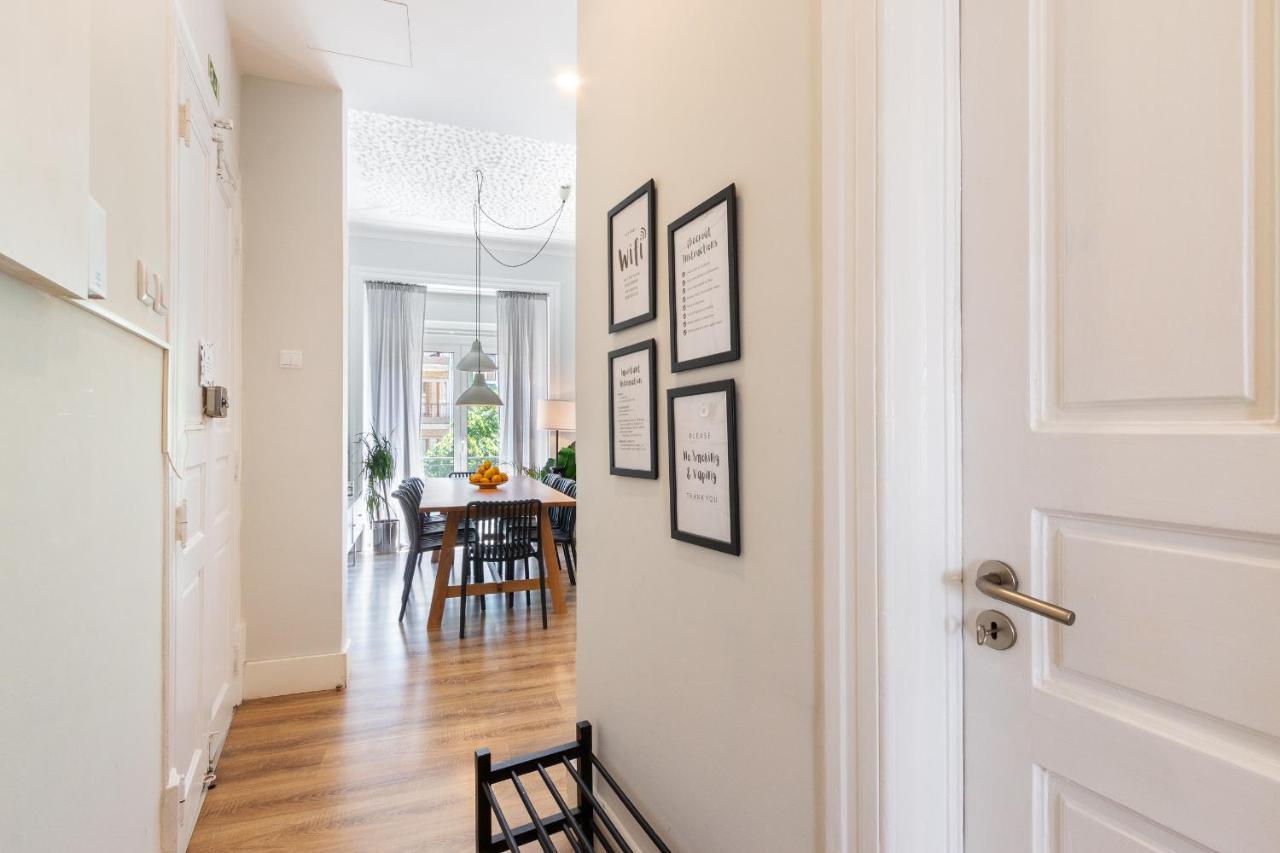 Bright Center, 10m From Subway, 6 Rooms, Up To 20 Ppl Ferienhaus *
