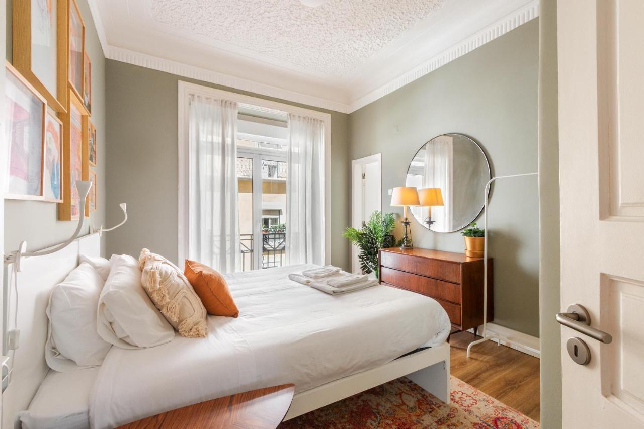 Bright Center, 10m From Subway, 6 Rooms, Up To 20 Ppl Ferienhaus