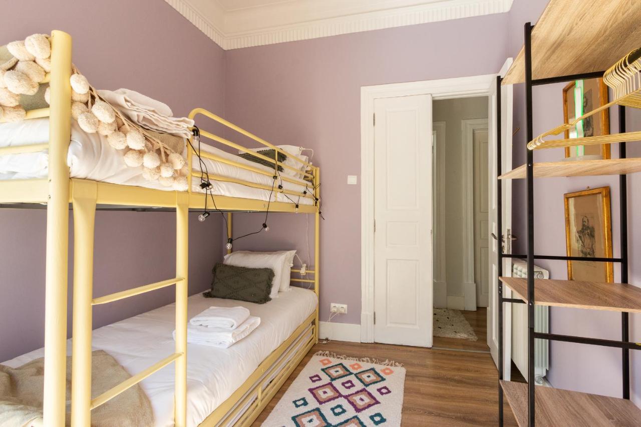 Bright Center, 10m From Subway, 6 Rooms, Up To 20 Ppl * Lissabon