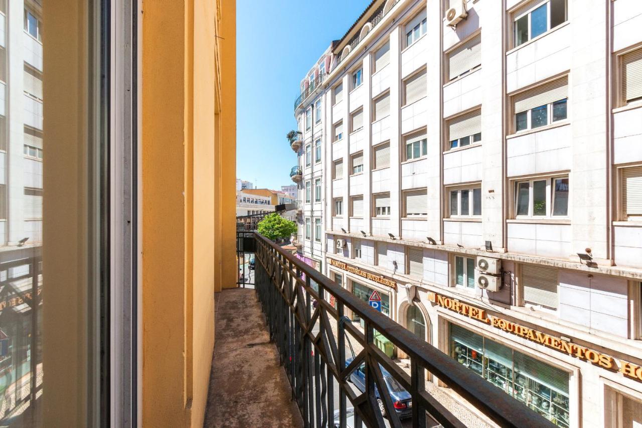 Ferienhaus Bright Center, 10m From Subway, 6 Rooms, Up To 20 Ppl Lissabon