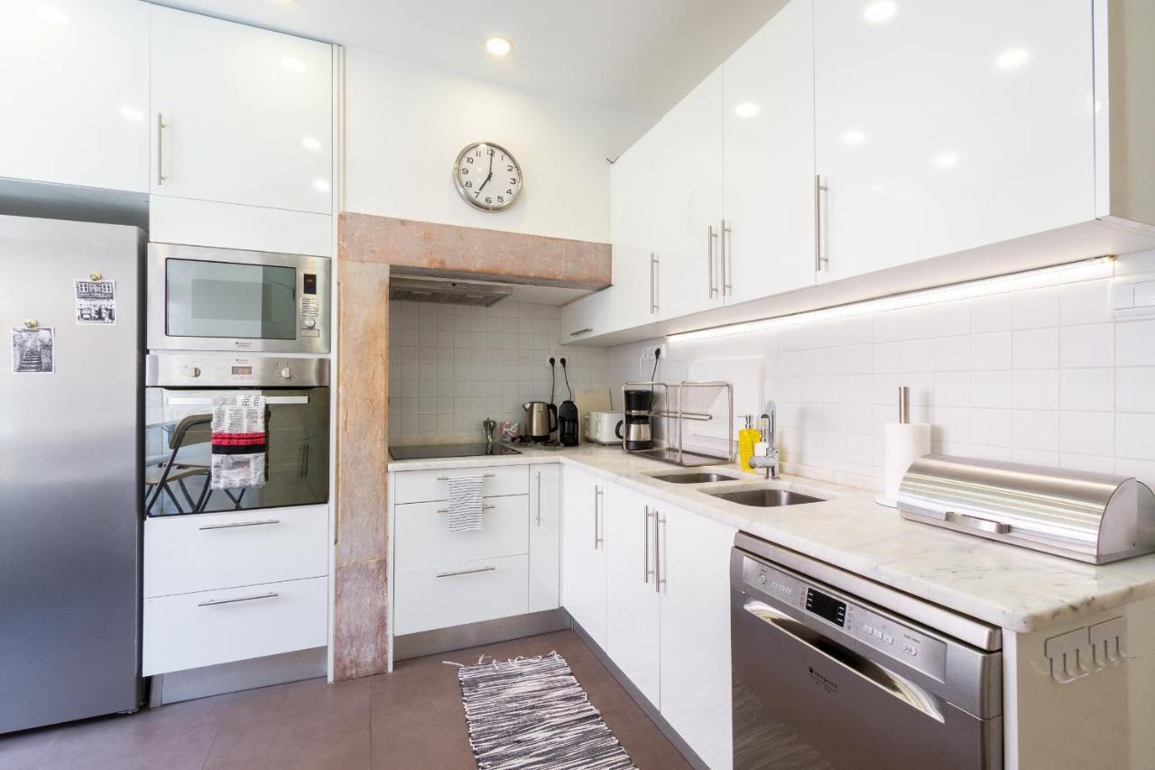 Bright Center, 10m From Subway, 6 Rooms, Up To 20 Ppl Lissabon