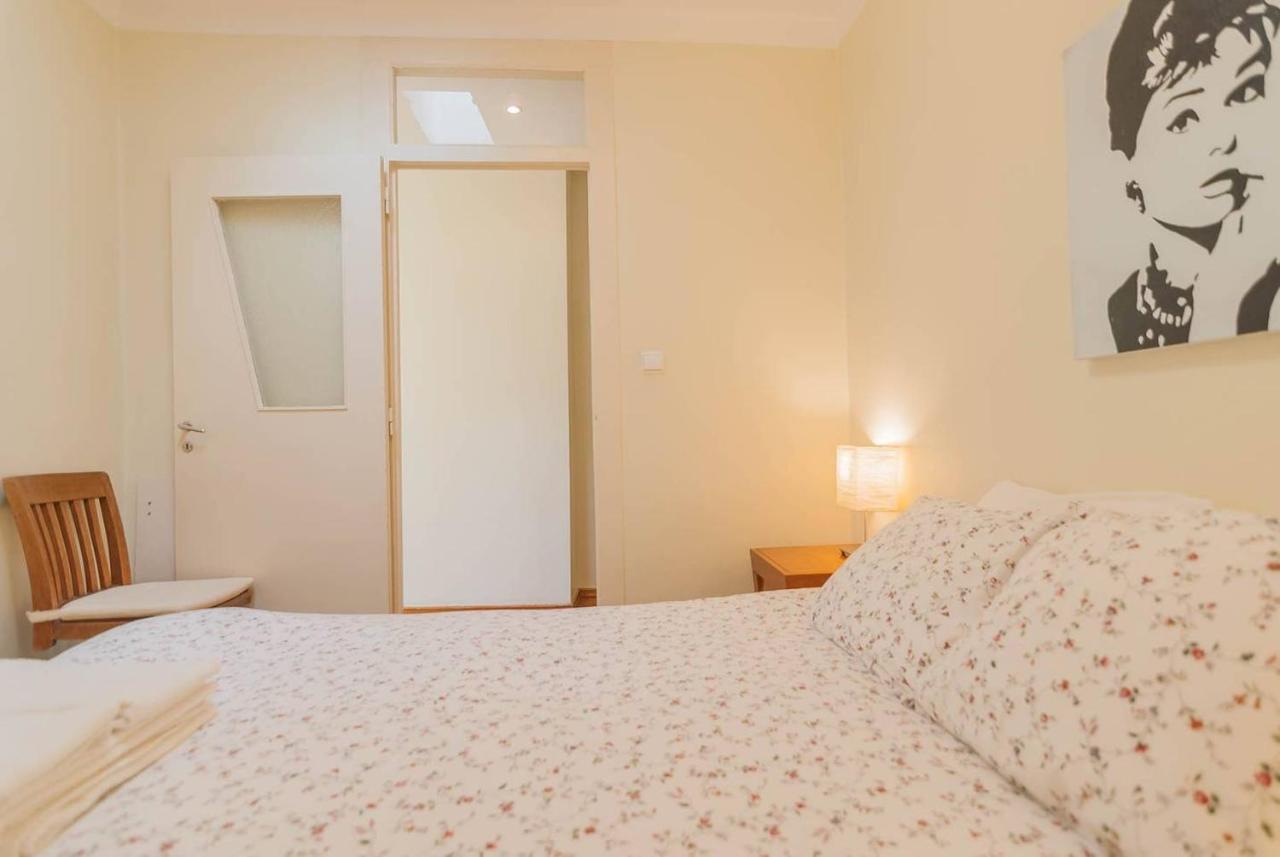 Cozy Two Bedroom In Santa Marinha Lisboa