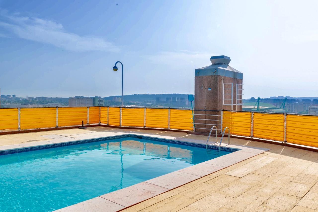 Swimming Pool With Private Parking Lissabon