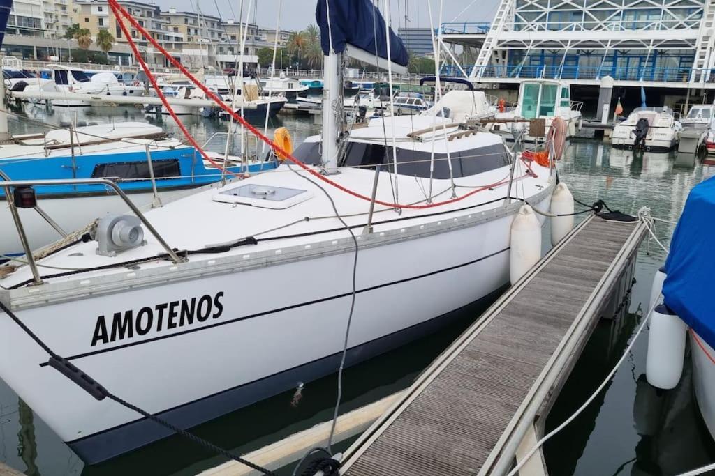 Botel Num Veleiro Em Lisboa