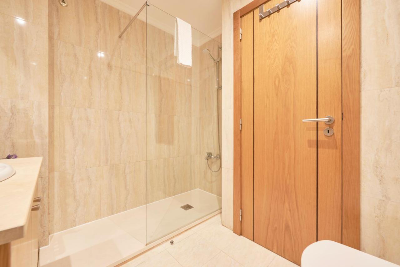 With Private Terrace & Car Garage Apartment Lissabon