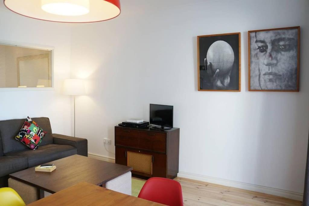 Two Bedroom In Historic Location! Close To The River Lissabon