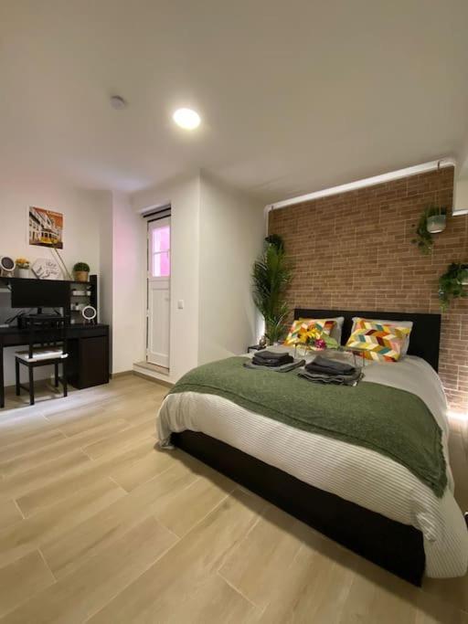 Artistic Digital Getaway - Patio & Great Location! Appartement Lisboa