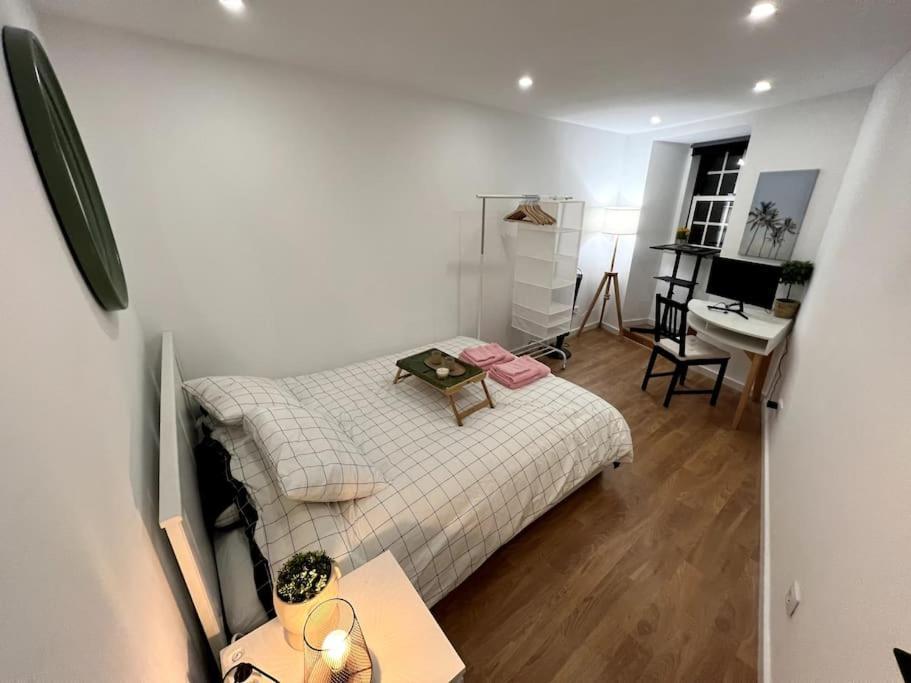 Luxury Artistic Digital Nomad Getaway W/ Terrace Appartement