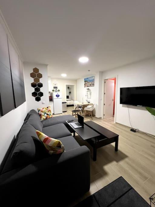 Appartement Artistic Digital Getaway - Patio & Great Location! *
