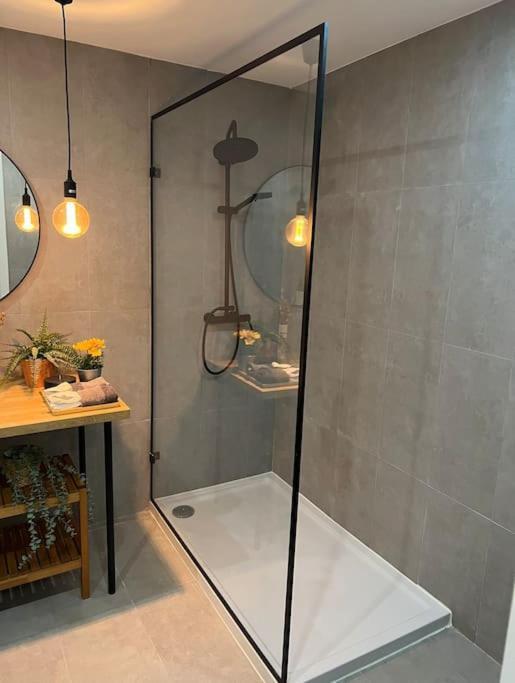 Luxury Artistic Digital Nomad Getaway W/ Terrace Appartement