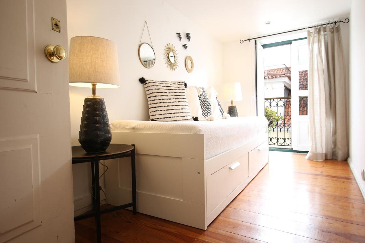 Apartment Chic Urban Retreat At Downtown With Balcony & Views