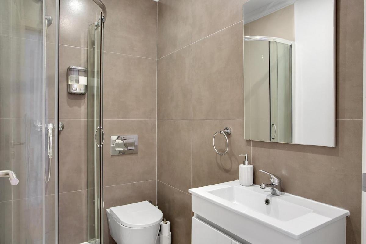 Modern 2 Bedroom In Estrela With Outside Terrace! Amazing For Families, Couples, Friends