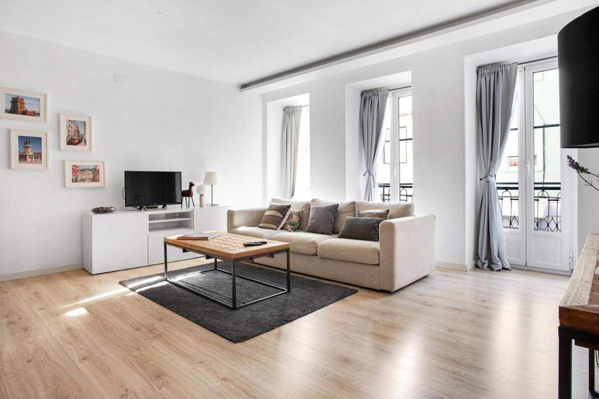 Modern 2 Bedroom In Estrela With Outside Terrace! Amazing For Families, Couples, Friends Lissabon