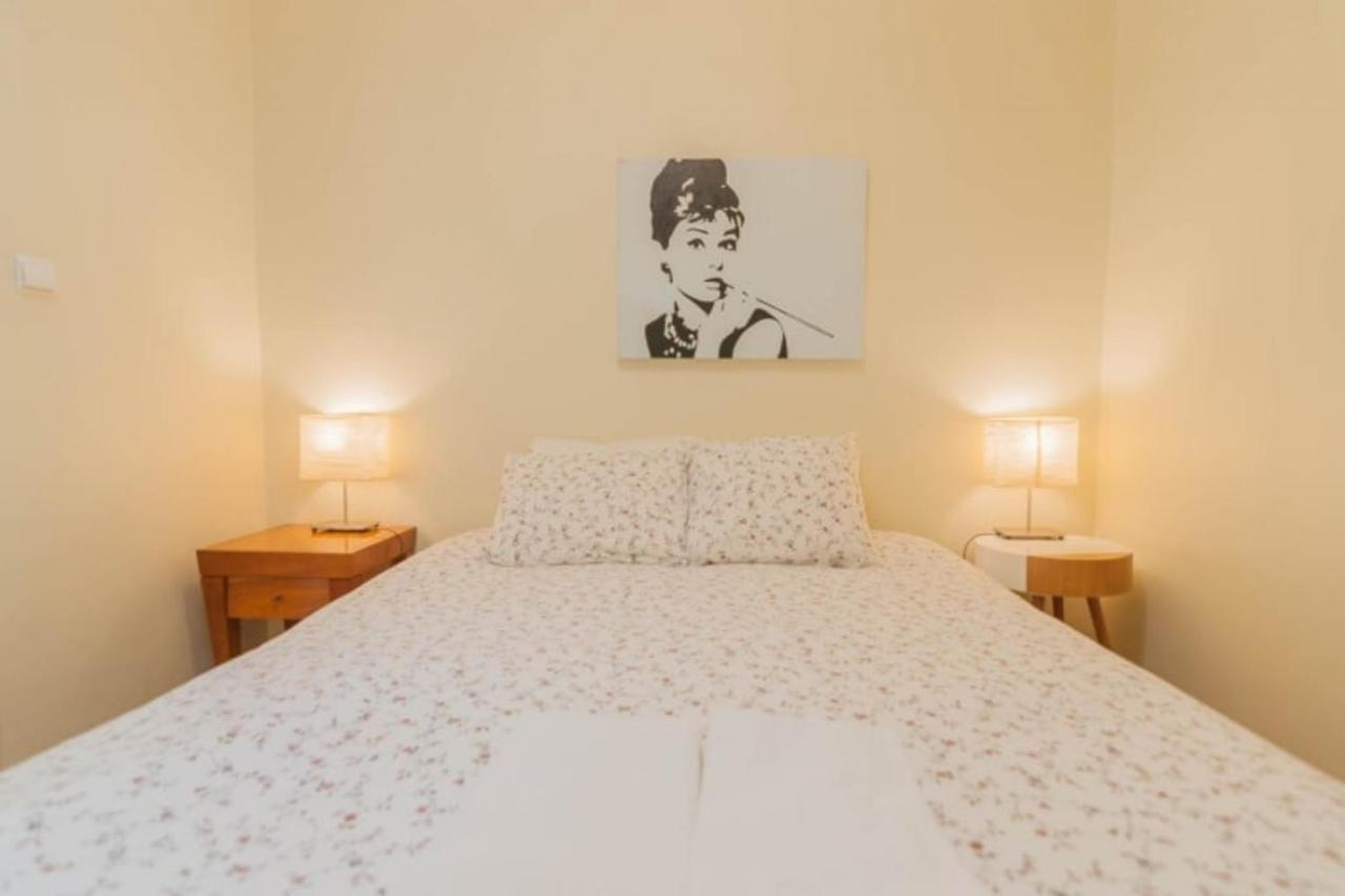 Cozy Two Bedroom In Santa Marinha Lisboa