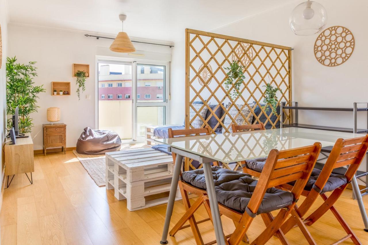 One Bedroom With Stunning River Views And Private Rooftop! *
