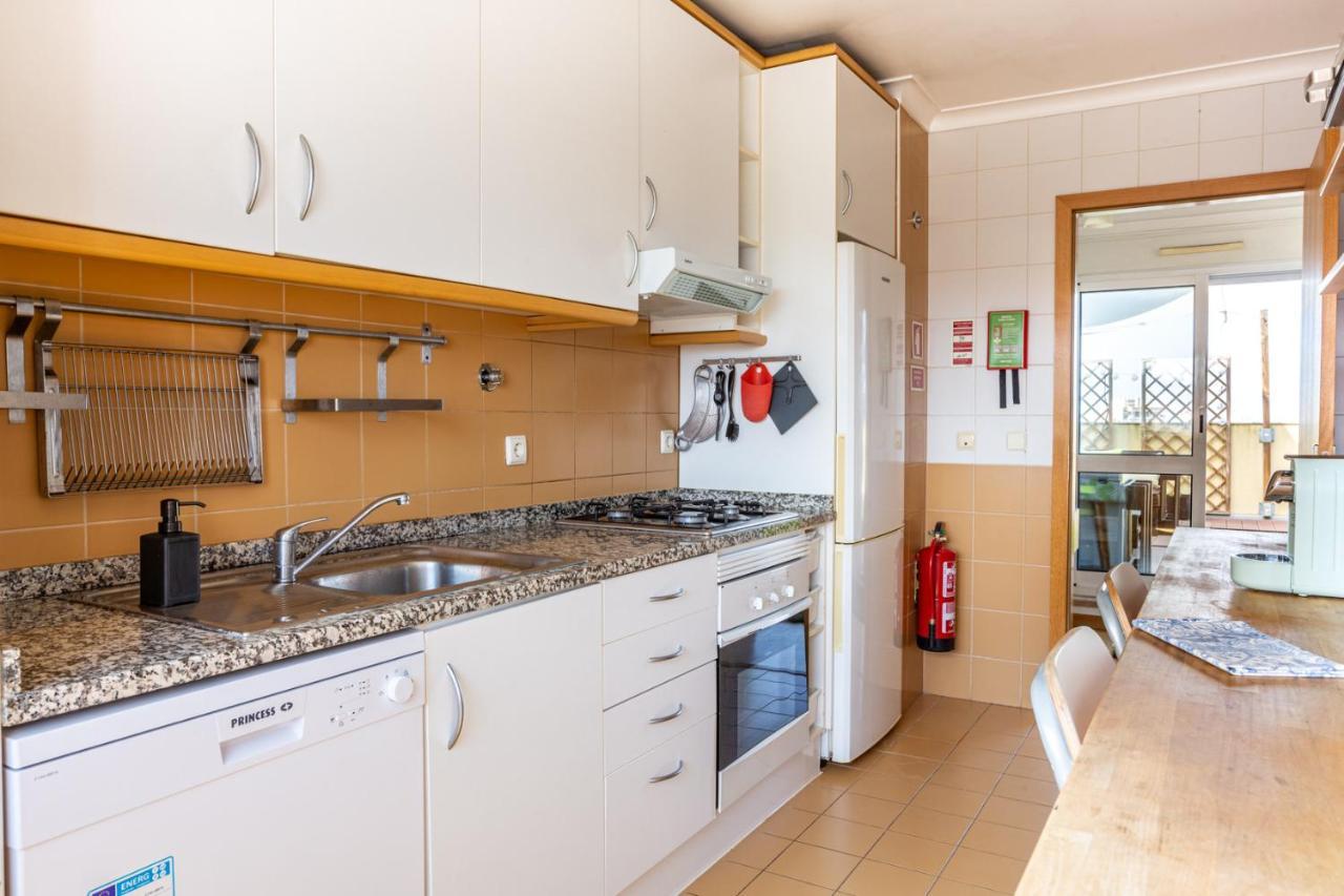 One Bedroom With Stunning River Views And Private Rooftop! *