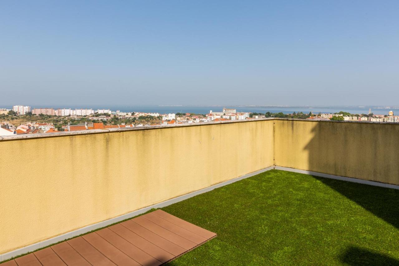 One Bedroom With Stunning River Views And Private Rooftop! *