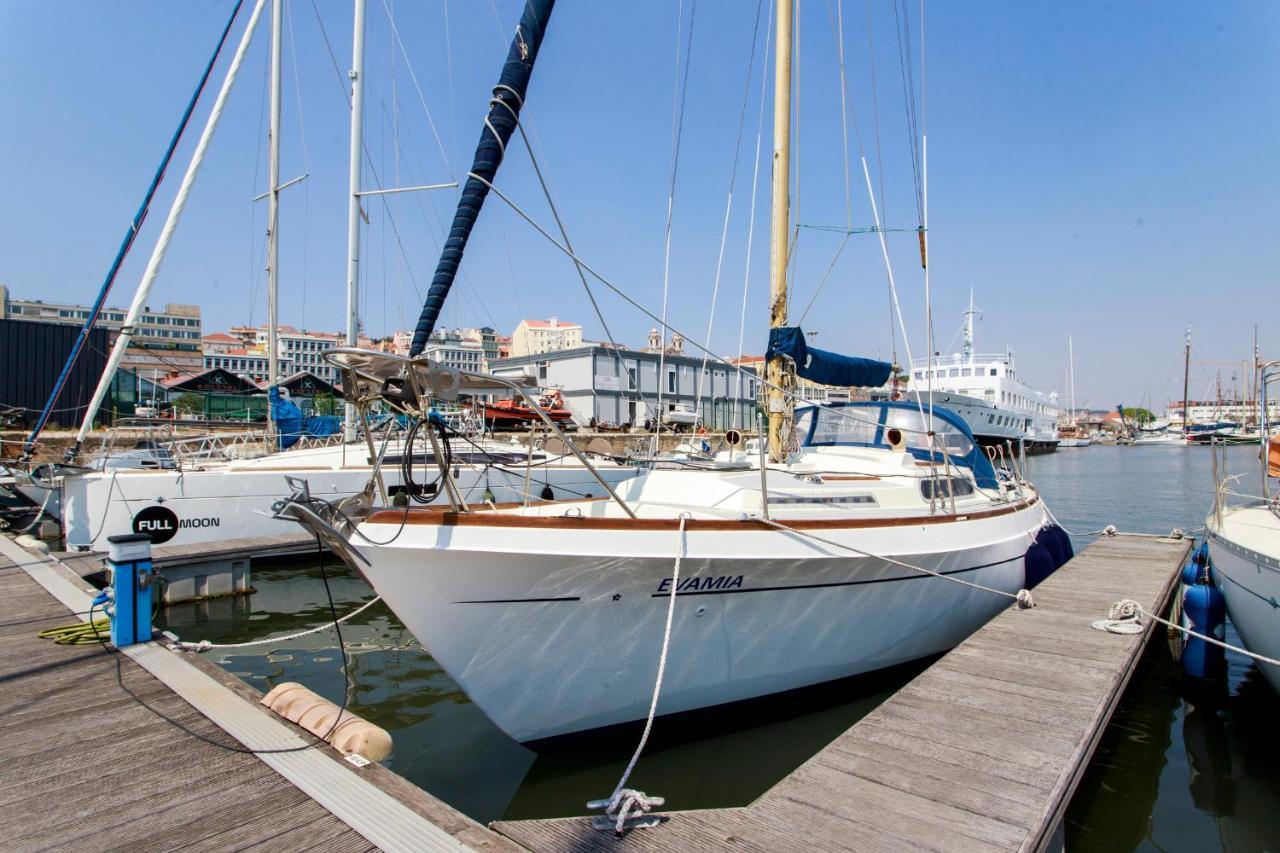 Evamia Boat Botel Lissabon