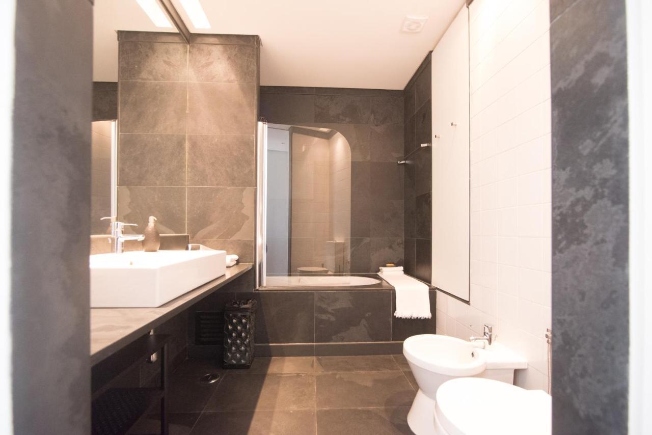 Charming, Sun-drenched In Estrela Apartment Lissabon
