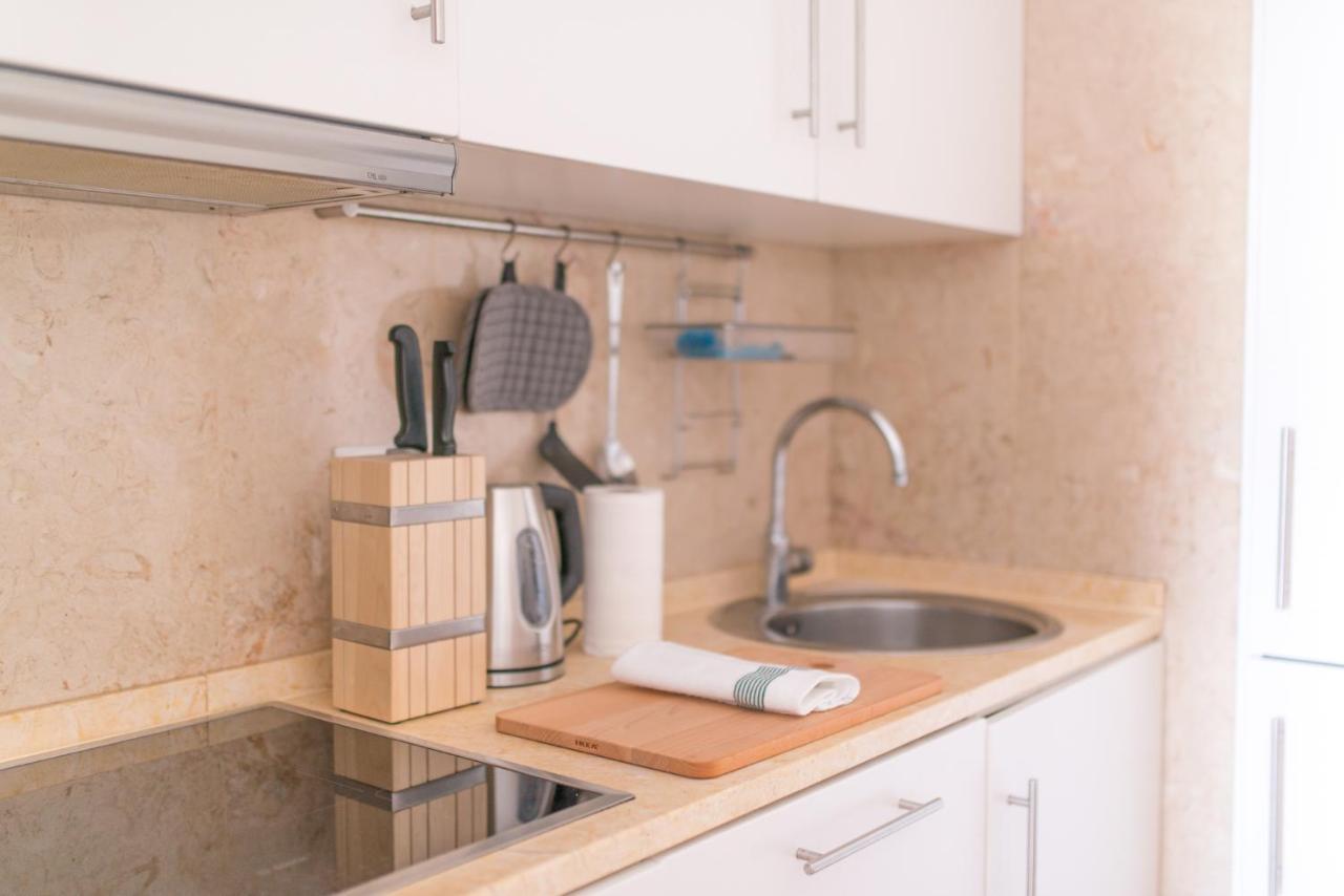 Charming, Sun-drenched In Estrela Apartment Lissabon