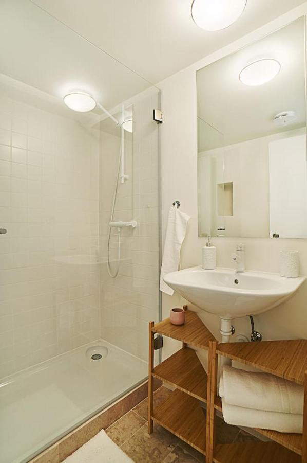 Appartement Modern Flat With Double Patio Right Next To Estrela Gardens Lissabon