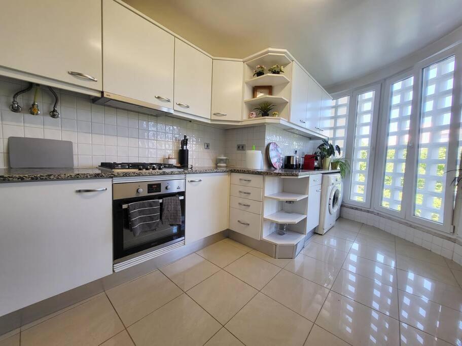 Family-friendly Flat 2br 2ba Metro Telheiras Apartment Lissabon