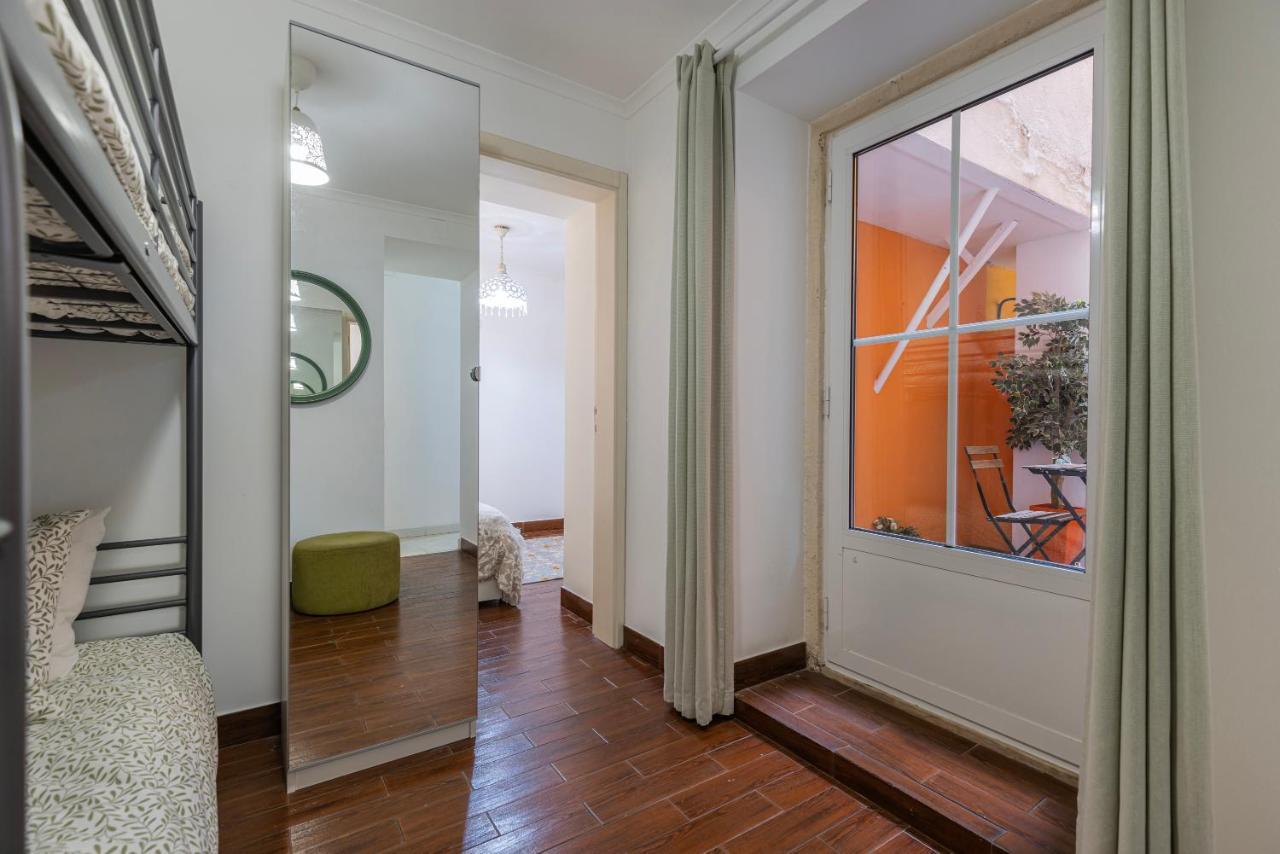 Lovely Patio Getaway In Lissabon