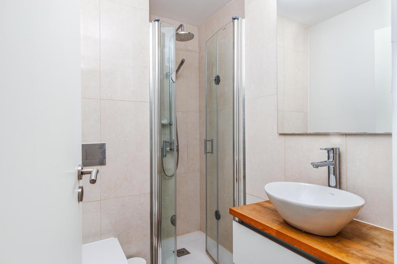 110m2 Flat, Large Terrace With A View And A Garden * Lissabon
