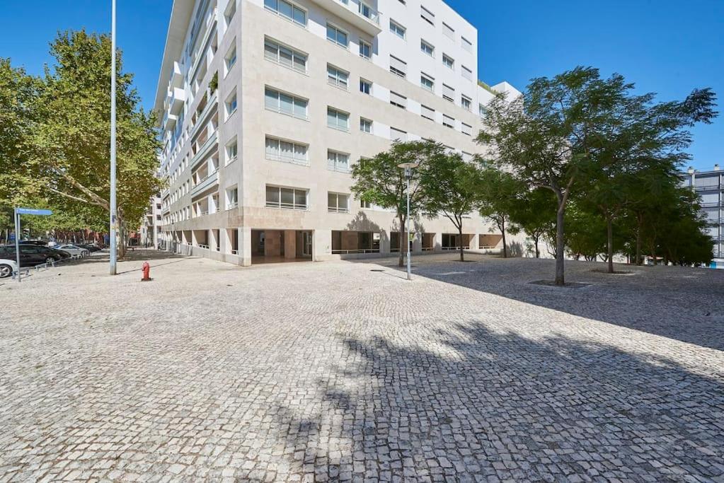 Modern In Parque Nacoes * Lissabon