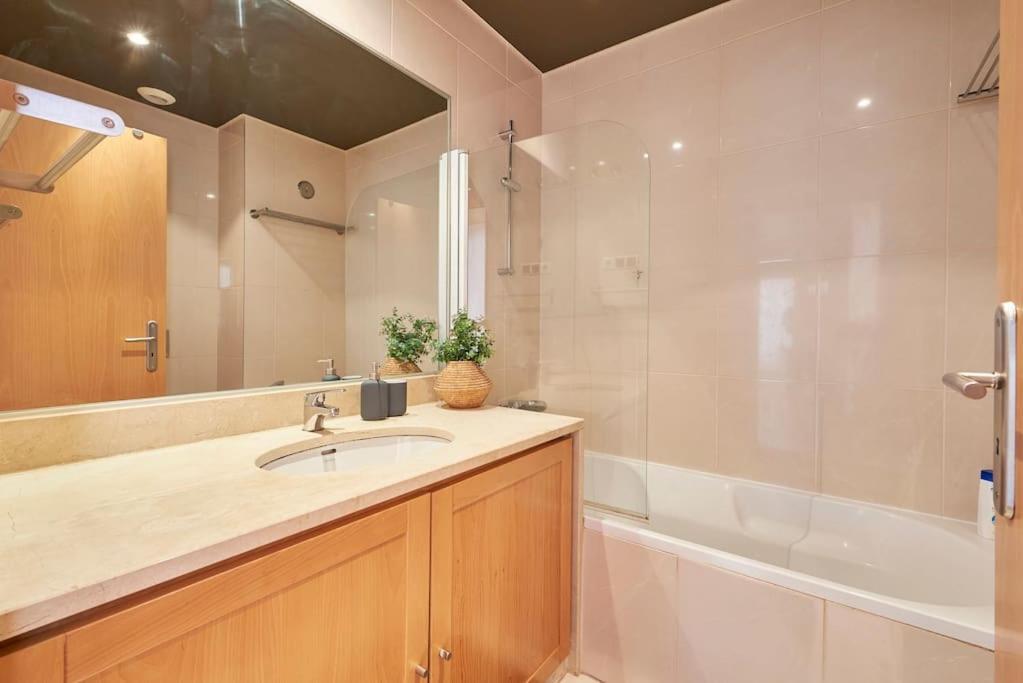 Modern In Parque Nacoes Apartment Lissabon