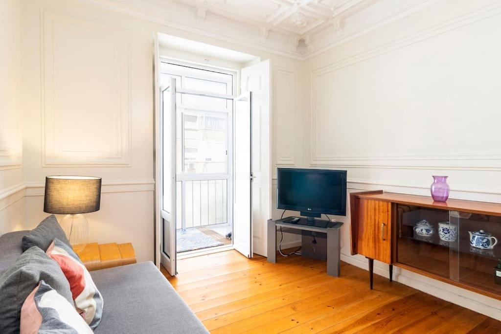 Spacious Near Saldanha * Lissabon