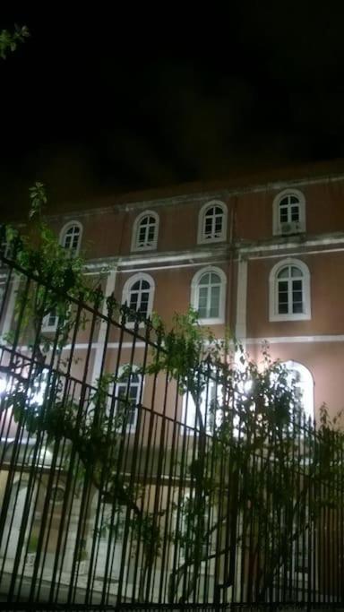 Charm And Fantastic View In A Fully Equipped In Center Lissabon