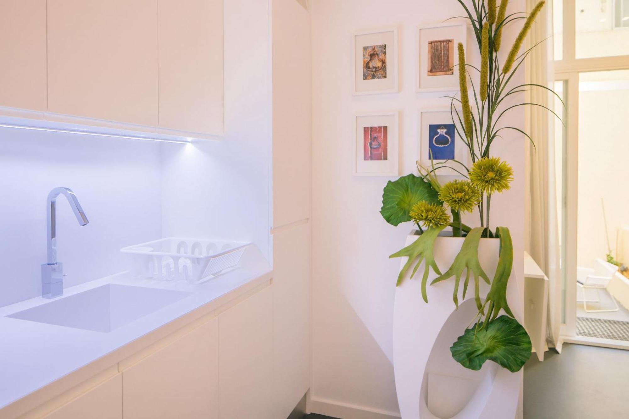 With A Terrace In The Heart Of Lisbon, 300 * Lissabon