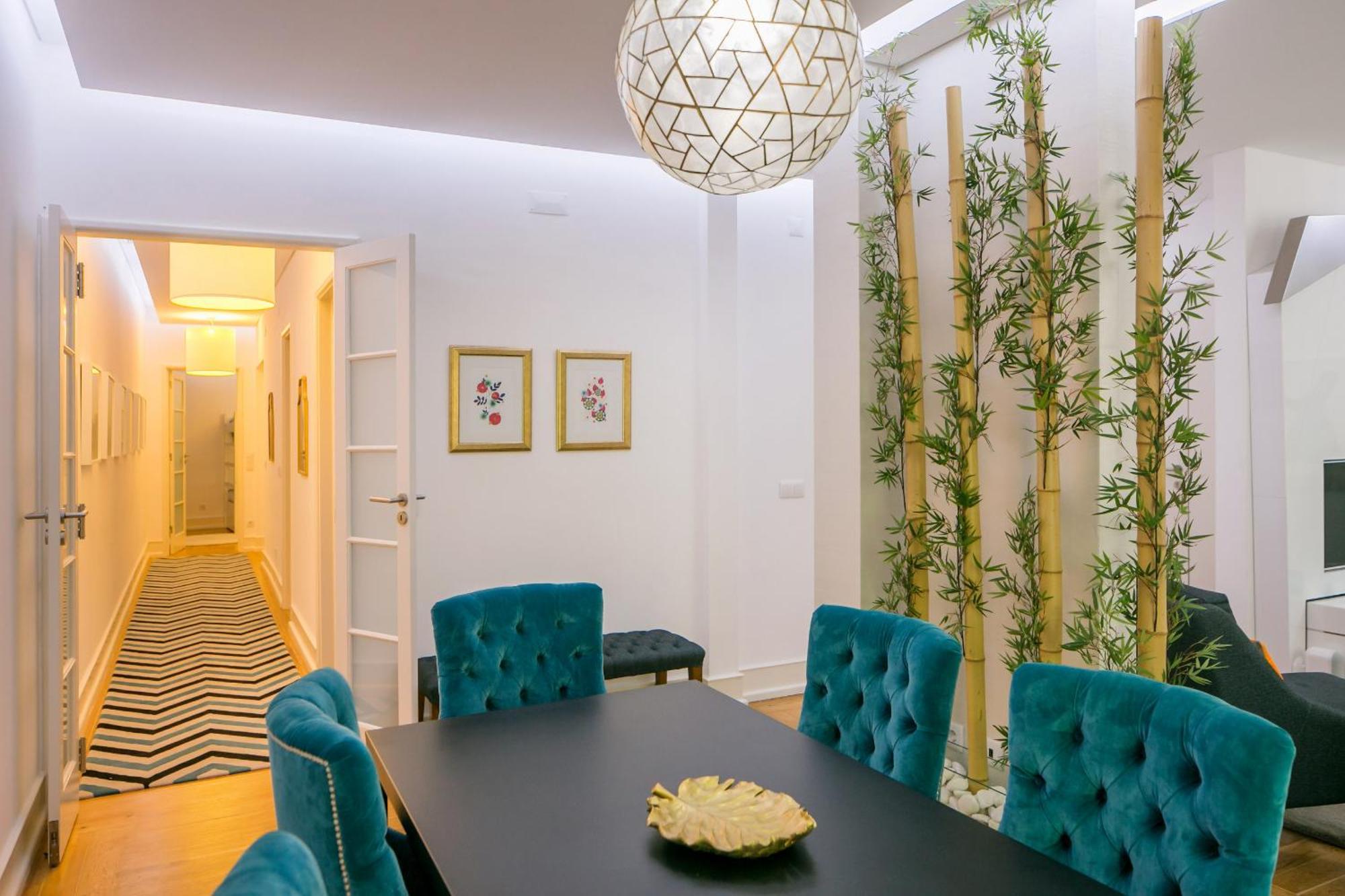 With A Terrace In The Heart Of Lisbon, 300 * Lissabon