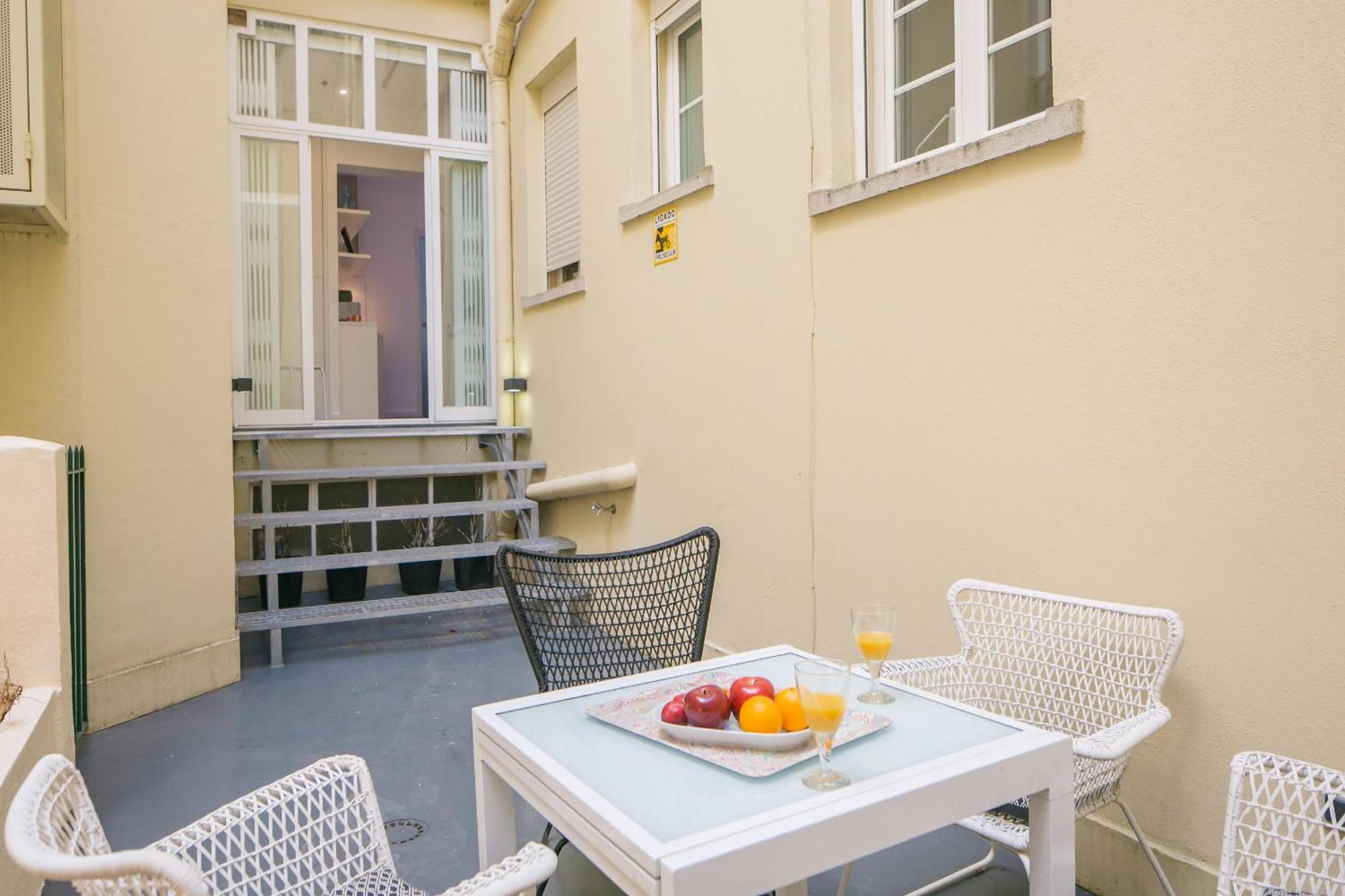 With A Terrace In The Heart Of Lisbon, 300 * Lissabon