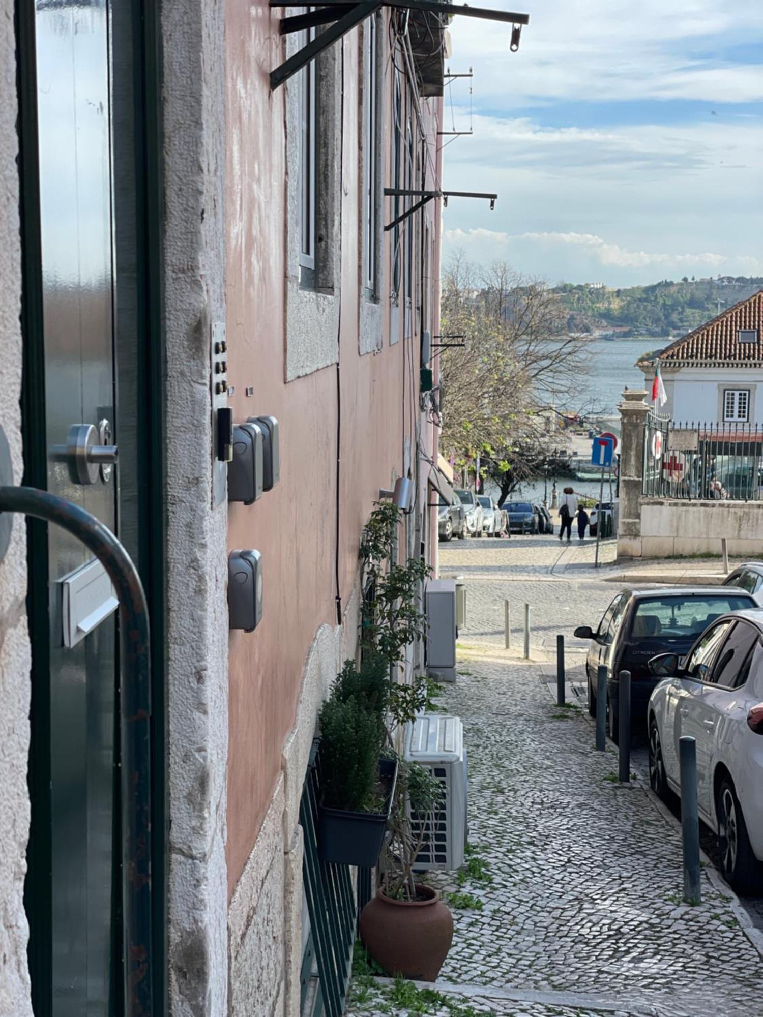 Apartment Lisbon's Gem: Moorish Arch Near River Acces