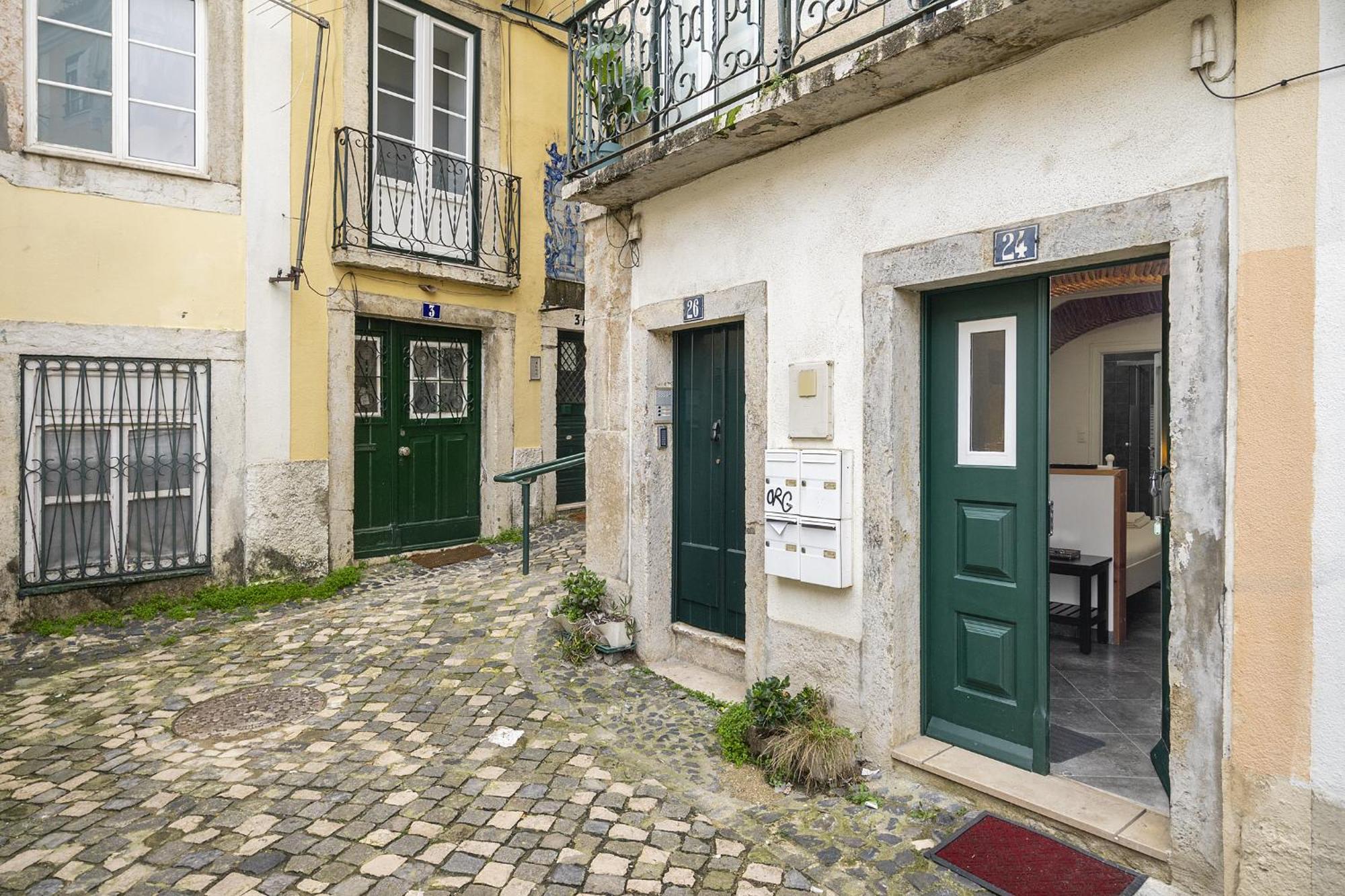 Whome Cozy Alfama Haven: Perfect For Exploring Lisboa