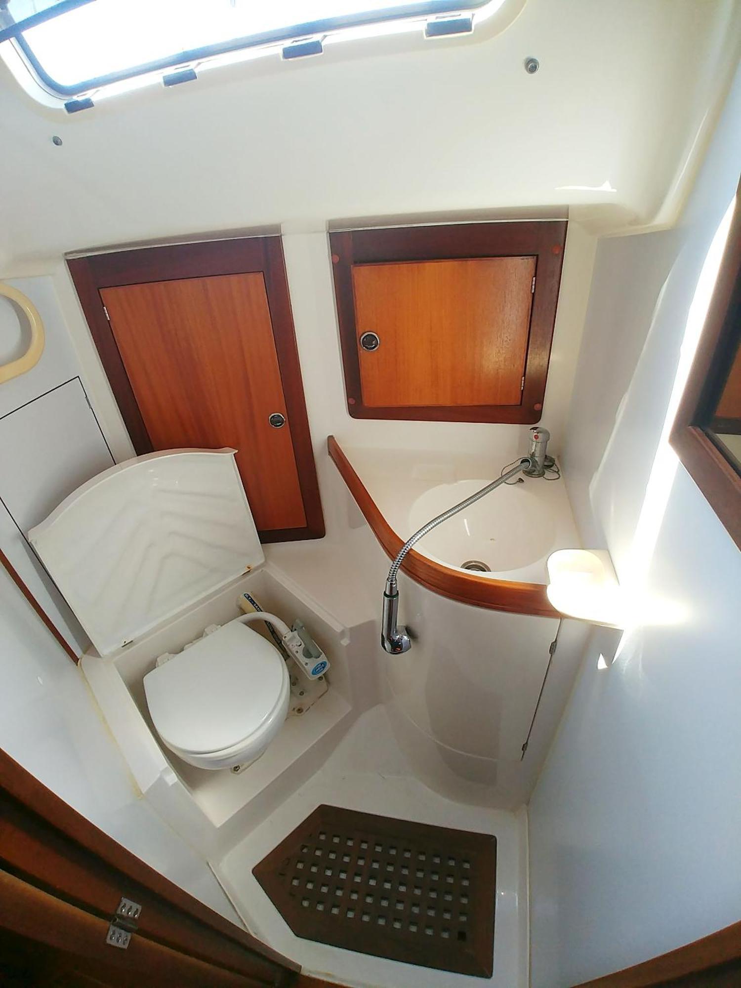 Be Local - Sleep Aboard A Sailing Boat In Lissabon
