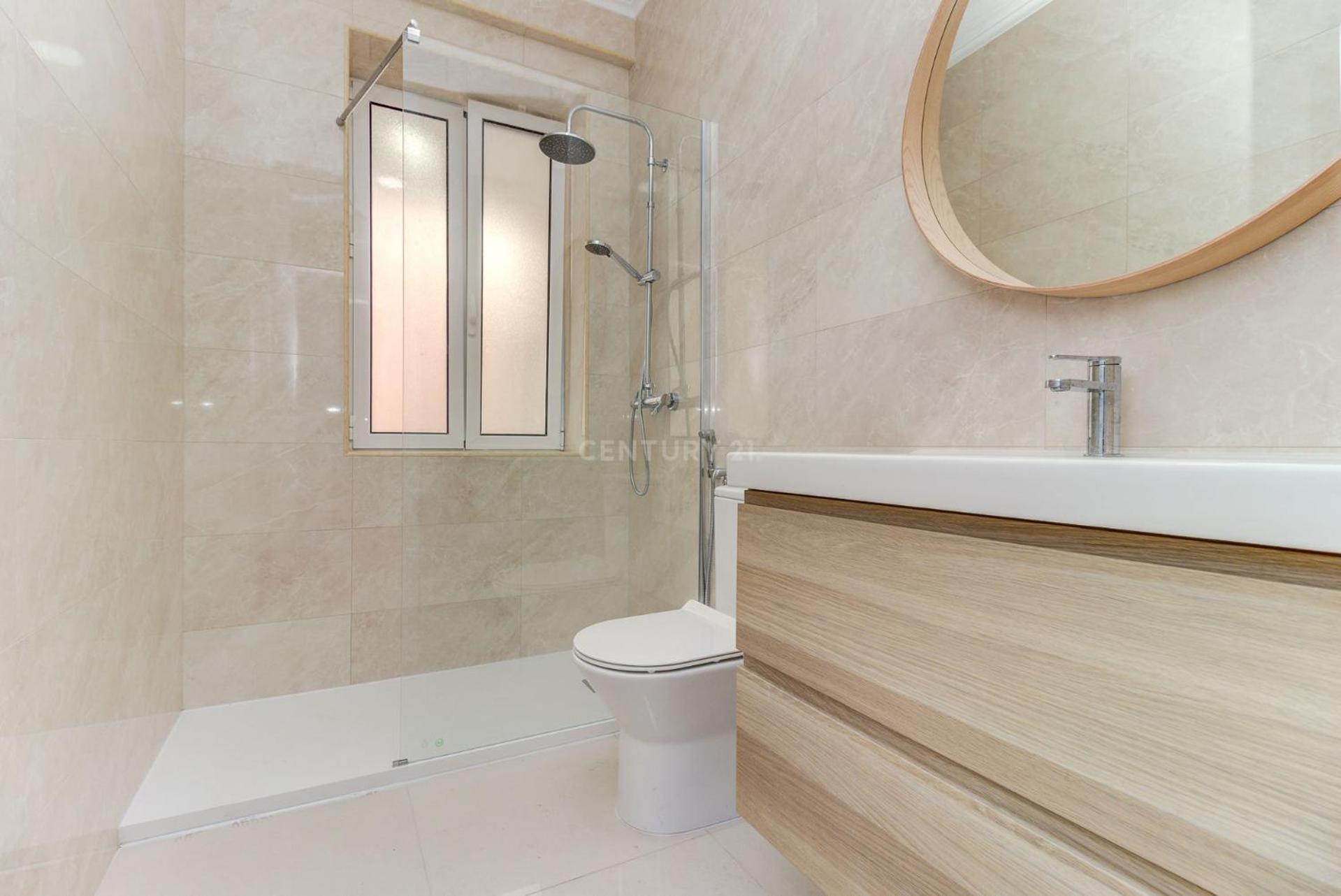 Quarto Aconchegante Com Janela E Vista Para Cidade