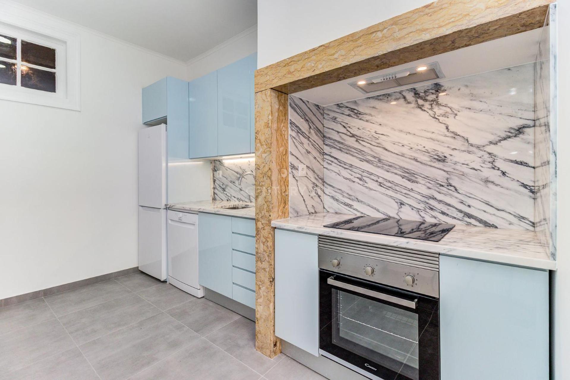 Quarto Aconchegante Com Janela E Vista Para Cidade Lissabon
