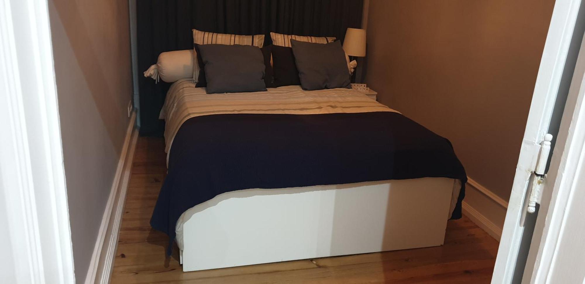 Quarto Aconchegante Com Janela E Vista Para Cidade Lissabon