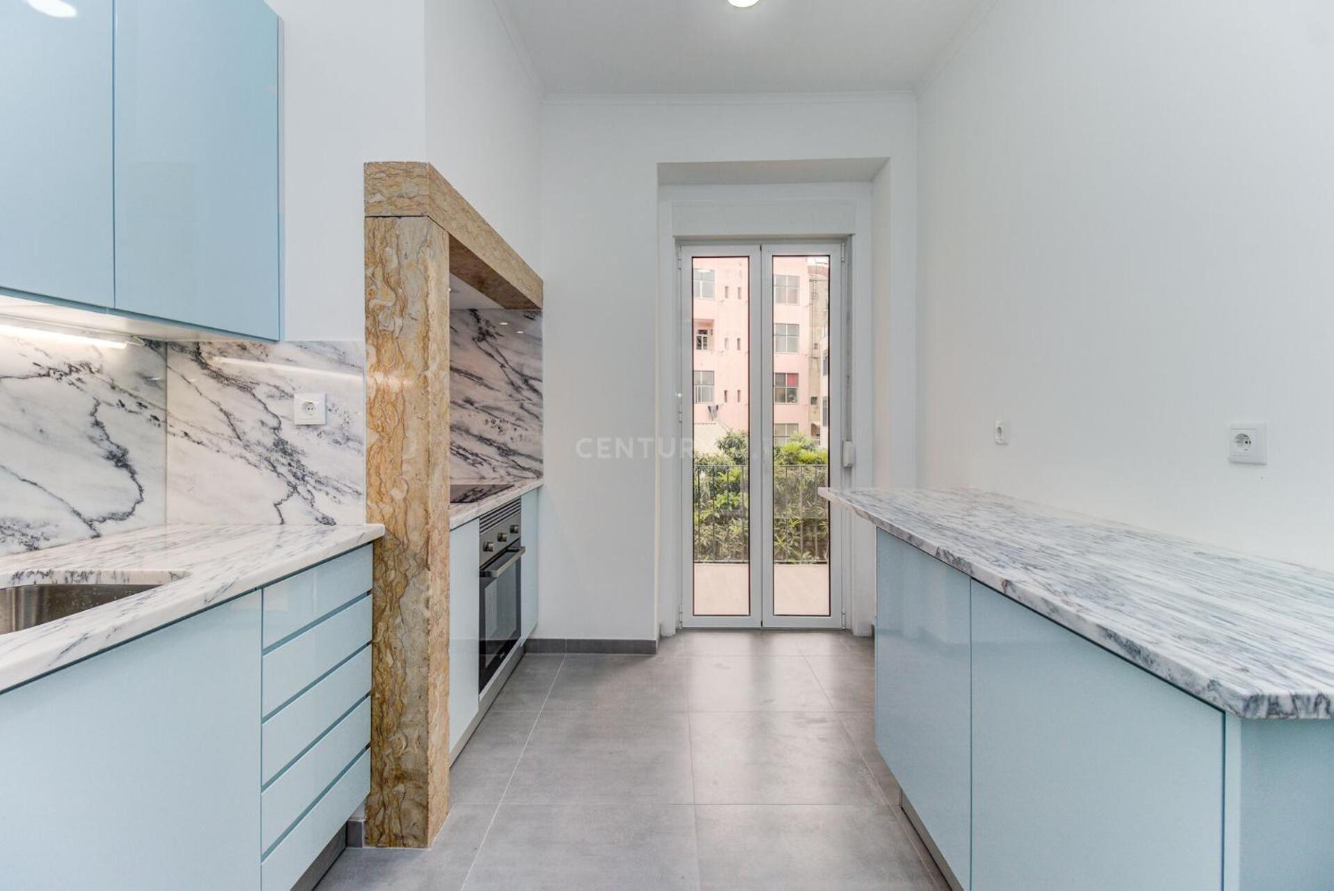Quarto Aconchegante Com Janela E Vista Para Cidade Lissabon