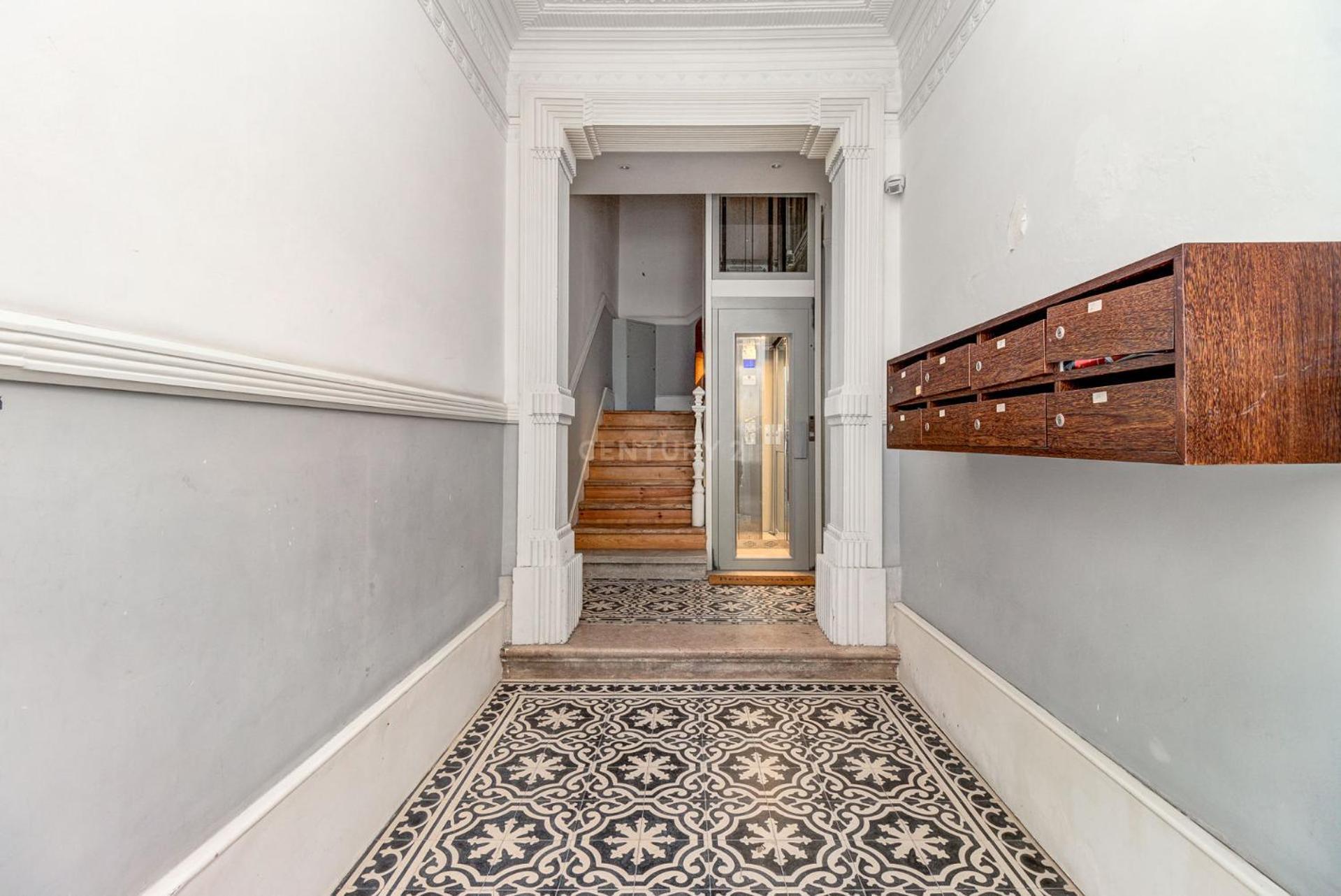 Quarto Aconchegante Com Janela E Vista Para Cidade Lissabon