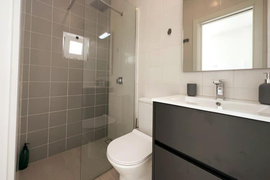 Appartement Modern Retreat With Patio Near The Airport - Oha I