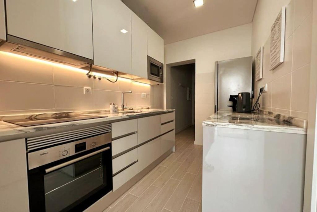 Modern Retreat With Patio Near The Airport - Oha I Appartement